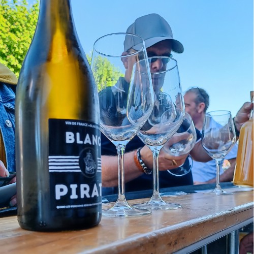 pirate jeudi Blanc Pirate a l'honneur lors des Jeudi Pirate organisés par la cave de listrac médoc, vignerons associés grand listrac